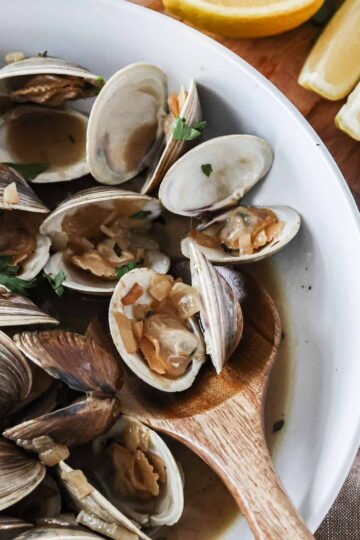 Buttery Garlic Steamed Clams